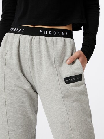 Coupe slim Pantalon de sport 'Naka' MOROTAI en gris