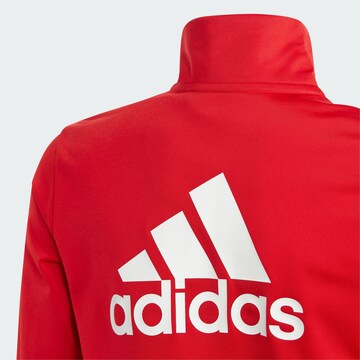 Survêtement 'Essentials' ADIDAS SPORTSWEAR en rouge