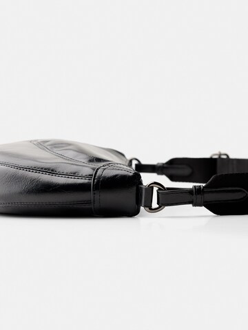 Borsa a tracolla di Bershka in nero