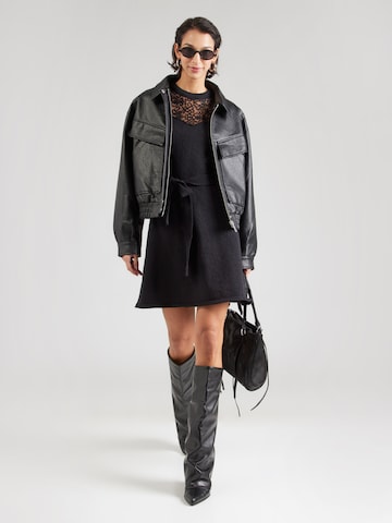 juoda ABOUT YOU Megzta suknelė 'Tara'