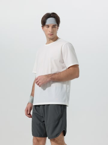 YOUTHUP Performance Shirt 'Hautluft' in White
