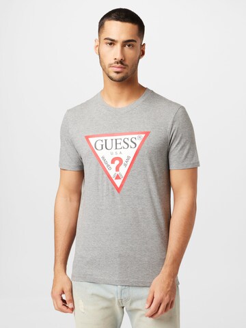 T-Shirt GUESS en gris : devant