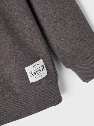 NAME IT - Sweatshirt em cinzento