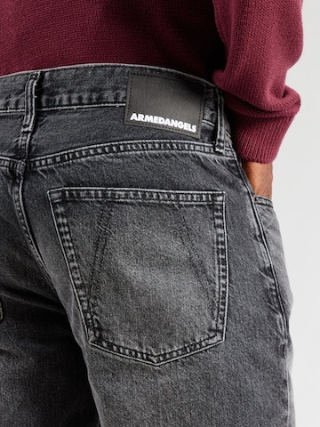 regular Jeans 'AARY' di ARMEDANGELS in nero