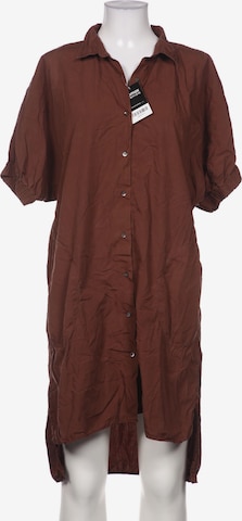 Closed Dress in M in Brown: front
