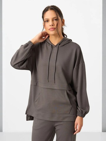 Tommy Life Sweatsuit in Grey: front