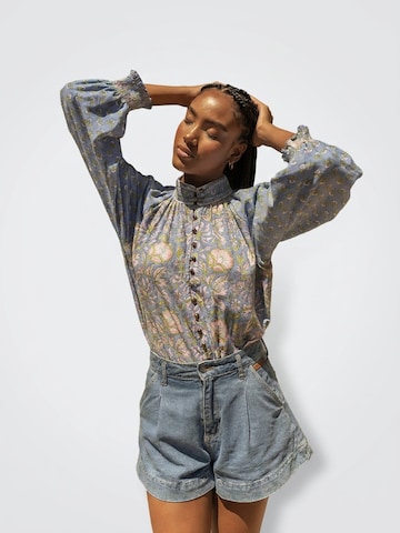 Miss June Bluse 'Blouse Raquel' i blå: forside
