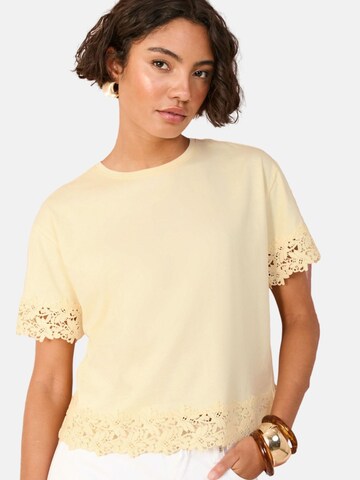 Friends Like These Shirt in Geel: voorkant