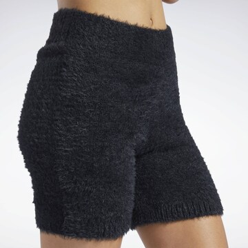 Reebok Skinny Shorts in Schwarz