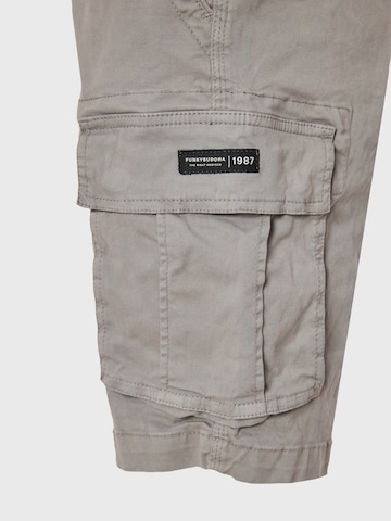 Regular Pantalon cargo Funky Buddha en gris