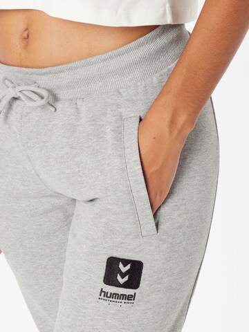 Hummel Tapered Sporthose 'Alula' in Grau