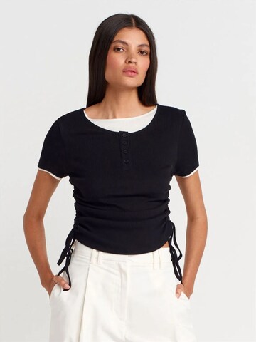 T-shirt Dilvin en noir : devant