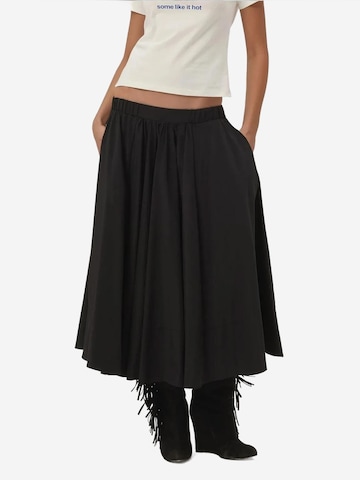 Hiccup Skirt in Black: front