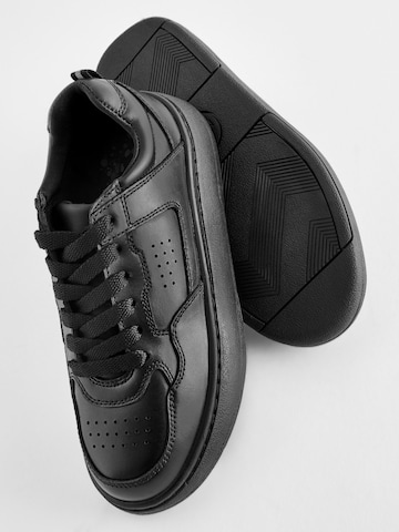 Next Sneaker in Schwarz