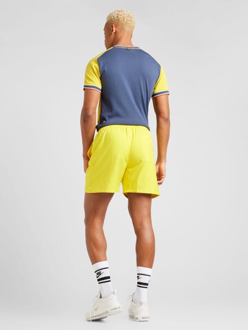 Nike SportswearLoosefit Hlače 'Club' - žuta boja
