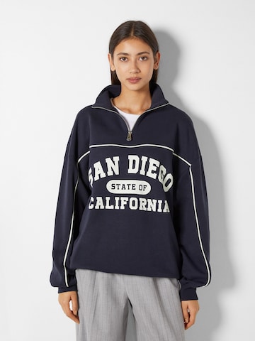 Sweat-shirt Bershka en bleu : devant