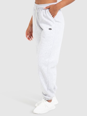 Effilé Pantalon de sport 'Amelia' Smilodox en gris