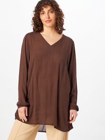 KAFFE CURVE Tuniek 'Amber' in Bruin: voorkant