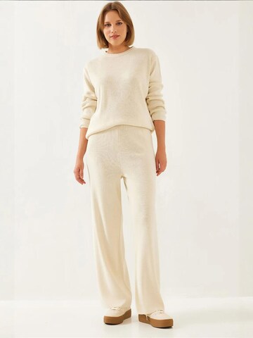 Completo pantalone di Bianco Lucci in beige: frontale