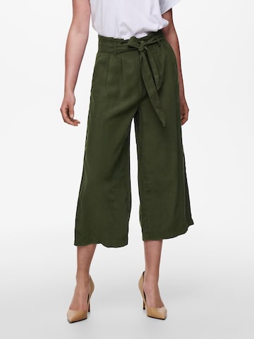 ONLY - Pierna ancha Pantalón plisado 'Aminta-Aris' en verde: frente