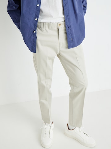Dockers Slim fit Trousers with creases 'STAIN' in White