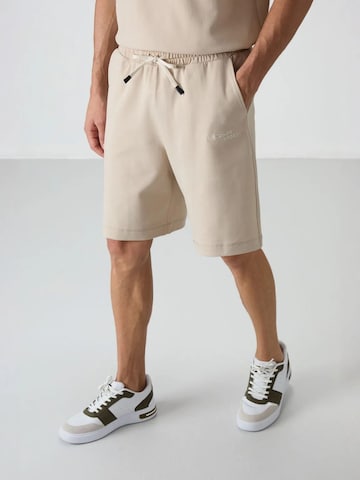 Completo sportivo di Tommy Life in beige