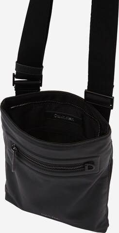 Calvin Klein Taška cez rameno - Čierna
