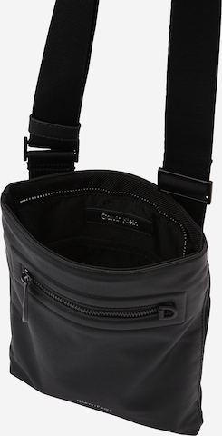 Calvin Klein Чанта за през рамо тип преметка в черно