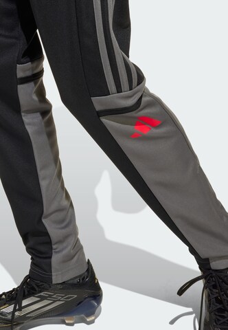 Slimfit Pantaloni sportivi 'Squadra 25' di ADIDAS PERFORMANCE in nero