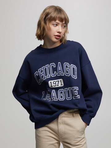 Pull&Bear Sweatshirt in Blue: front