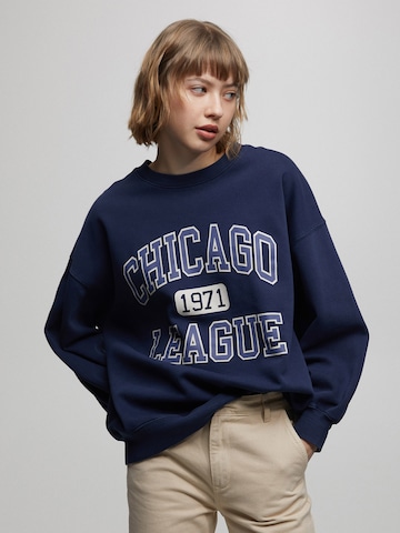 Pull&Bear Sweatshirt in Blau: predná strana