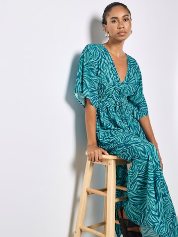 Robe Apricot en bleu