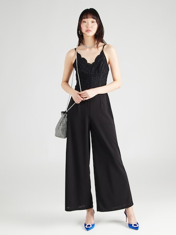 SISTERS POINT - Jumpsuit 'GULO' en negro