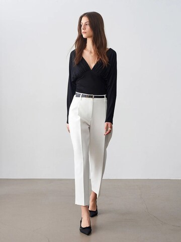Tapered Pantaloni con pieghe di Dilvin in bianco
