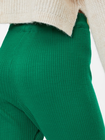 Trendyol Rozkloszowany krój Spodnie w kolorze zielony