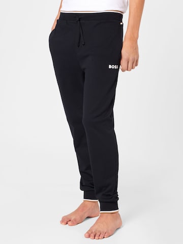 Tapered Pantaloni de la BOSS pe negru: față