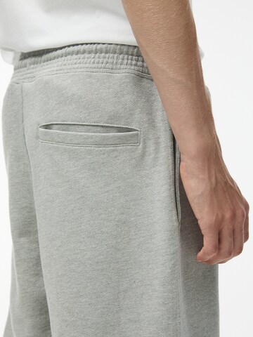 Tapered Pantaloni di Pull&Bear in grigio