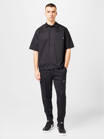 Nike Sportswear Comfort Fit Skjorte i sort