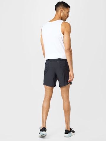 Regular Pantaloni sport de la NIKE pe negru