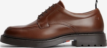 Chaussure à lacets TOMMY HILFIGER en marron : devant