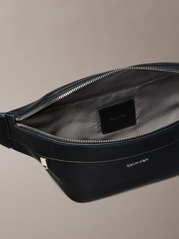 Borsetă de la Calvin Klein pe negru