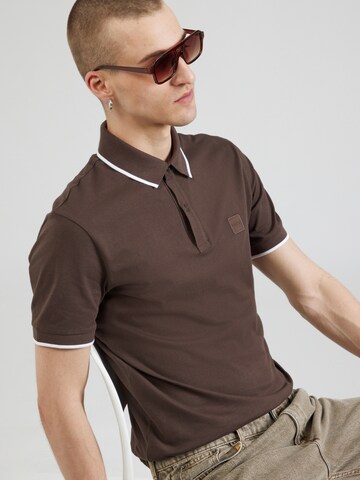 BOSS - Camiseta 'Passertip' en marrón