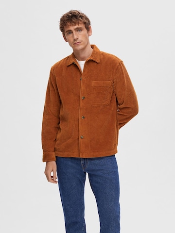 SELECTED HOMME Regular fit Button Up Shirt in Brown: front