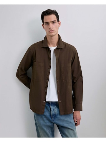 Coupe regular Chemise Scalpers en marron : devant