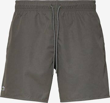 LACOSTE Badeshorts in Grün: Vorderseite