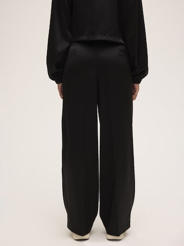 FILA - Loosefit Pantalón 'SERINA wide elastic waist pleated satin trousers' en negro