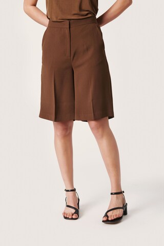 SOAKED IN LUXURY Loose fit Pleated Pants 'Bruna' in Brown: front