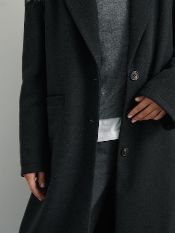 ABOUT YOU x Marie von Behrens Демисезонное пальто 'Lana' в Серый