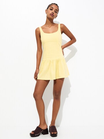 Pull&Bear Letní šaty – žlutá