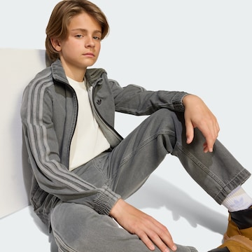 ADIDAS ORIGINALS - Chaqueta de entretiempo 'Firebird' en gris